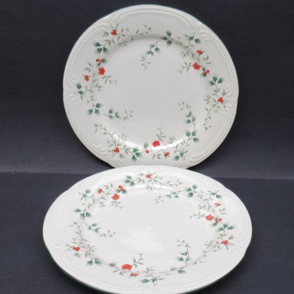 2 - Pfaltzgraff China WINTER BERRY WINTERBERRY 10 5/8 Inch Dinner Plates - Picture 1 of 4